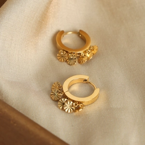 Boucles d'oreilles en acier doré en forme de U avec pendentifs disques rayés sur soie