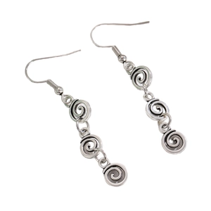 Vue détaillée de boucles d'oreilles spirales argentées avec texture métallique sur fond blanc