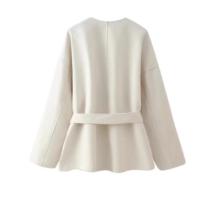 Manteau en laine blanc crème style français avec ceinture, vue arrière épurée