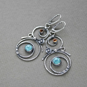 Boucles d'oreilles vintage argentées avec cercles évidés et pierre naturelle bleue