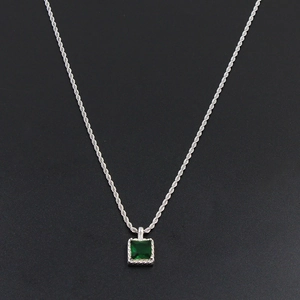 Collier chaîne torsadée argentée avec pendentif en zircon vert carré sur fond noir
