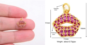Vue détaillée du petit pendentif lèvres dorées avec pierres roses et dimensions précises