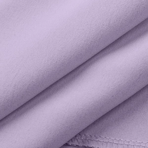 Primer plano de la textura de tela de gasa lila y detalles de costura en el dobladillo