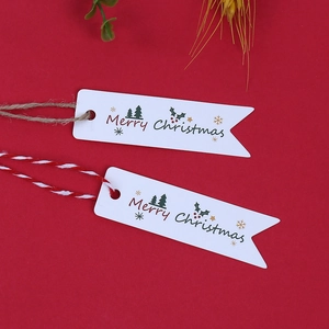 Etichette regalo di Natale bianche a coda di rondine su sfondo rosso elegante