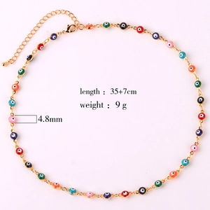 Dettaglio perline colorate a forma di occhio su catena dorata con misura 35+7cm