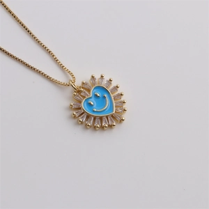 Collier doré avec pendentif cœur sourire, émail bleu et pierres de zircon claires