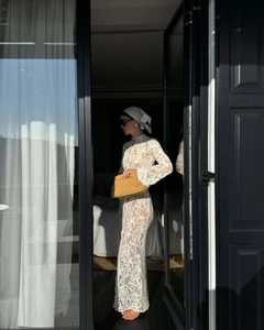 Dettaglio della trama in pizzo bianco e maniche lunghe su questo abito estivo elegante