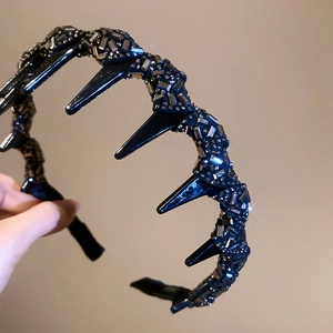 Detail of black wavy headband with sparkling rhinestones and non-slip teeth grip