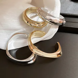 Ensemble de bracelets ouverts ovales dorés et argentés au design minimaliste ondulé