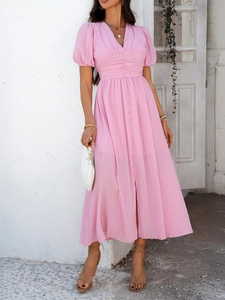 Detailansicht eines rosa V-Ausschnitt Midikleids mit Puffärmeln und Taillenband