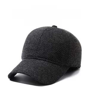 Detailaufnahme der grauen Wollmischung-Baseballkappe mit modischem Metall-Logo-Detail
