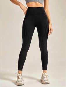 Détail du legging de yoga sans couture taille haute avec texture respirante