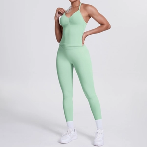 Detailansicht des minzgrünen Yoga-Sets mit V-Ausschnitt-Weste und High-Waist-Leggings