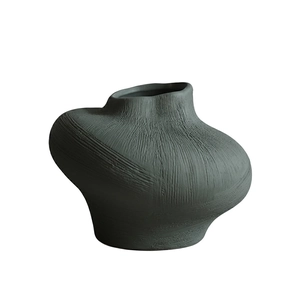 Jarrón geométrico de cerámica gris oscuro con texturas verticales artesanales