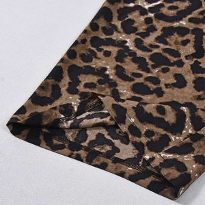 Dettaglio del tessuto leopardato che mostra la cucitura a doppio ago di alta qualità