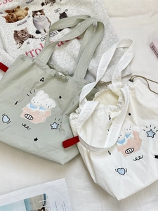Grand sac cabas en toile avec broderie lapin disponible en vert clair et blanc crème
