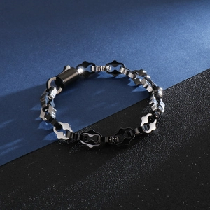 Détail d'un bracelet punk bicolore argent et noir en acier inoxydable plaqué or 18 carats
