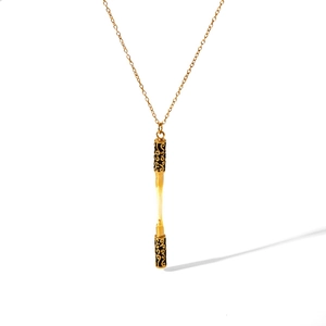 Collier avec pendentif bâton Ruyi Jingu Bang doré et motifs de nuages gravés