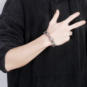 Bracelet punk vintage pour homme avec double tête de loup en acier inoxydable porté