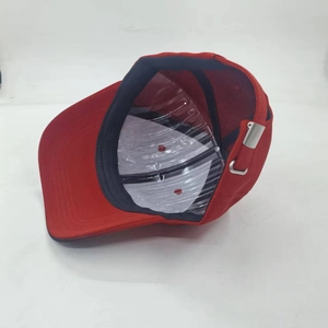 Détail de l'intérieur d'une casquette de baseball rouge avec sangle et boucle métal