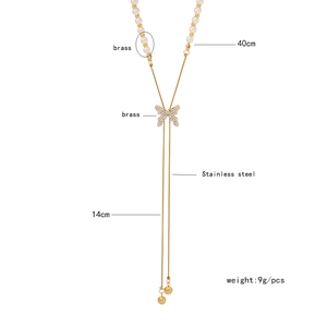 Detailansicht der goldene Edelstahl Y-Halskette mit Perlen und Schmetterlingsanhänger