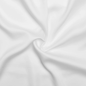 Détail de la texture d'un tissu satiné blanc lisse avec des plis soyeux naturels
