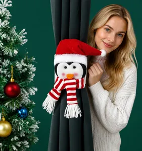 Dettaglio del ferma tende natalizio a forma di pinguino in peluche con cappello rosso