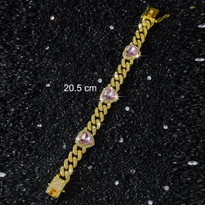Detail eines 20,5 cm Iced-Out Panzerarmbands mit rosa Herzen auf schwarzem Kies