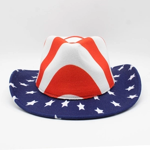 Dettaglio del cappello da cowboy con bandiera USA, strisce rosse e stelle bianche