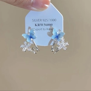 Detailansicht der 925 Silber Ohrstecker mit blauem Schmetterling und Kristallblumen