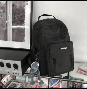 Vista dettagliata dello zaino in nylon nero con tasche a zip in un ambiente retrò