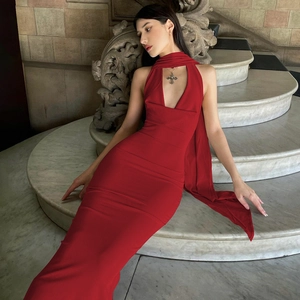 Détail de la robe rouge en maille côtelée montrant la fente haute et le dos nu ajusté