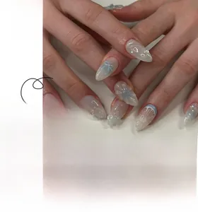 Dettaglio unghie 3D blu con fiocchi in rilievo, punte French limone e decorazioni floreali