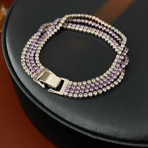 Détail du bracelet en zircon à quatre rangées avec pierres violettes et fermoir en métal