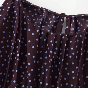 Camicetta viola scuro a pois con maniche a palloncino e chiusura posteriore con bottone
