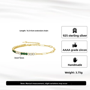Détail du bracelet en argent S925 doré avec zircons verts et chaîne trombone chic