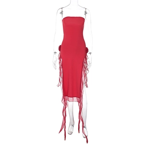 Détail de la robe midi bustier rouge avec accents floraux 3D et ourlet à volants effilochés