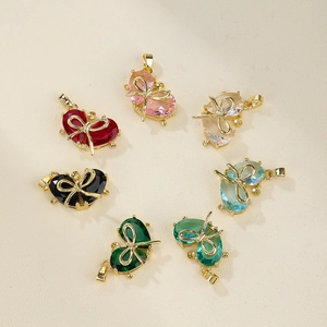 Bunte Herzanhänger mit goldenen Schleifen in sieben Edelsteinfarben für DIY-Schmuck