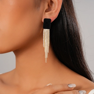 Détail de boucles d'oreilles carrées floquées noires avec franges en diamant brillant