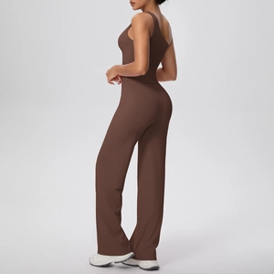 Détail du haut de yoga à une épaule marron et du pantalon large à taille haute au dos