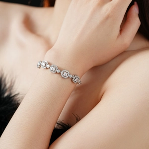 Gros plan détaillé d'un bracelet en argent avec zircons carrés porté par un mannequin