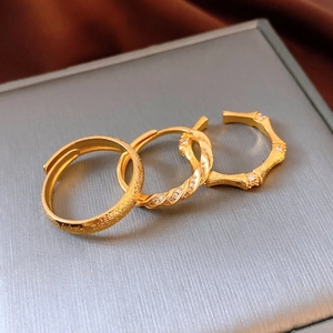 Détail de bagues plissées en bambou plaquées or 24K avec incrustations de zircon