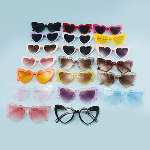 Set di occhiali da sole alla moda a forma di cuore con montature in plastica