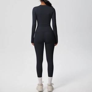 Vista posteriore di un set da yoga nero a maniche lunghe con leggings sportivi