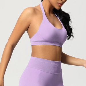 Détail de l'ensemble de yoga lilas avec ceinture côtelée et brassière de sport licou