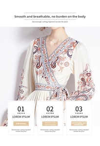 Detail eines böhmischen Maxikleids mit V-Ausschnitt, Paisley-Muster und Taillenband