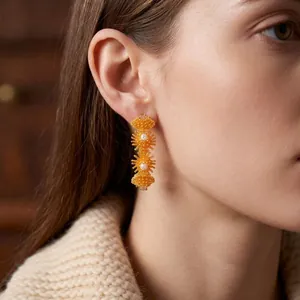 Boucles d'oreilles pendantes fleurs plaquées or 18 carats avec perles de style rétro
