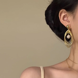 Elegant multi-layered hollow teardrop earrings with central pearl for women