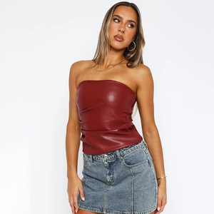 Détail du bustier en simili cuir bordeaux avec fermeture éclair latérale et plis