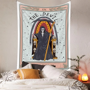 Détail d'une tapisserie de tarot Le Diable avec la faucheuse et des étoiles au mur